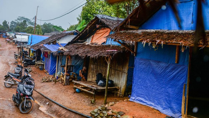 Potret Ratusan Penyintas Bencana di Lebak Bertahan di Tenda Huntara Sejumlah warga penyintas bencana banjir bandang dan longsor berjalan di sekitar hunian sementara (huntara) di Kampung Cigobang, Lebak, Banten, Senin (26/5/2025). Sebanyak 241 kepala keluarga (KK) yang merupakan korban bencana banjir bandang dan longsor pada tahun 2020 tersebut selama lima tahun masih bertahan di tenda huntara dengan akses yang sulit dijangkau dan mengharapkan pemerintah agar segera membangun hunian tetap (huntap) yang telah dijanjikan. ANTARA FOTO/Muhammad Bagus Khoirunas/Spt.