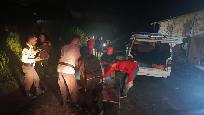 Proses evakuasi korban tertemper KA di jalur rel wilayah Sentolo, Kulon Progo, Senin (26/5/2025).