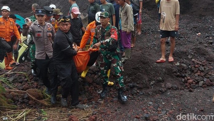 Proses evakuasi penambang yang tertimbun di Gunung Guntur, Garut