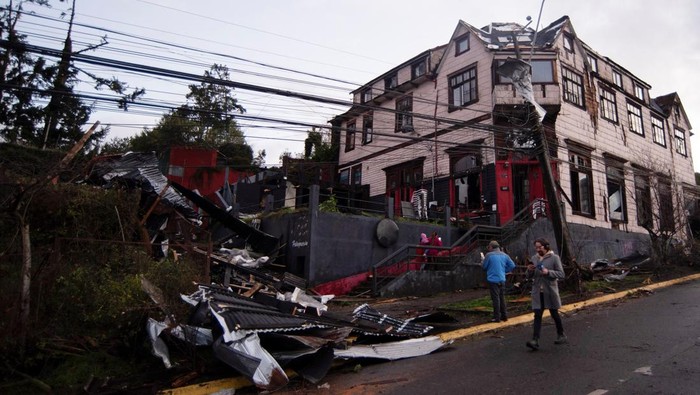 Debris lies on a street in the aftermath of a tornado, in Puerto Varas, Chile May 25, 2025. REUTERS/Gonzalo Cruz