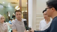 Saya disuruh fotoin, Pak Wapres izin ya foto sama fotografer saya, ungkap Raffi Ahmad dalam Instagram Olik. Makasih, Aa, kata Olik usai meminta tolong ke Raffi Ahmad. Foto: instagram Olik