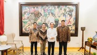 Akhir pekan kemarin Raffi Ahmad menyambangi rumah Jokowi di Solo. Foto: instagram Raffi Ahmad dan Olik