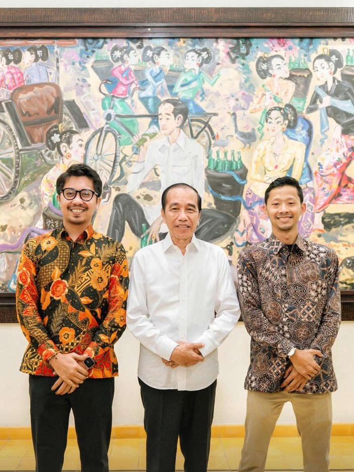 Raffi Ahmad Raffi Ahmad dimintai tolong karyawannya untuk mengabadikan momen.