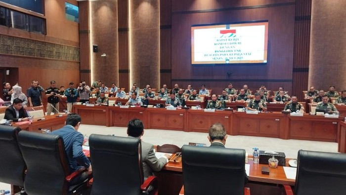 Tampak hadir yakni Panglima TNI Jenderal Agus Subiyanto, KSAD Jenderal Maruli Simanjuntak, KSAL Laksamana Muhammad Ali hingga KSAU Marsekal Mohamad Tonny Harjono di Komisi I DPR, kompleks parlemen, Senayan,  Senin (26/5/2025).