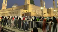 Menjelang puncak haji 2025, akses masuk Raudhah semakin ketat. Setiap jamaah perempuan yang masuk ke Raudhah wajib medaftarkan diri di aplikasi Nusuk dan memiliki barcode yang akan discan sebelum pintu masuk.