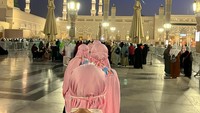 Untuk memasuki Raudhah, jamaah perempuan harus antre dari pelataran Masjid Nabawi.