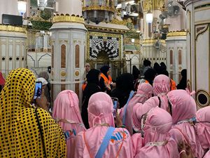 Jemaah Haji Ziarah ke Raudhah? Ini Oleh-oleh Istimewa yang Bisa Didapat