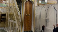 Inilah mimbar yang digunakan Nabi Muhamamd SAW untuk berdakwah. Mimbar Nabi memiliki tiga tingkat. Mimbar tersebut dibuat dengan kayu yang diambil dari daerah Tharfa Al-Ghabah (dekat Madinah). Mimbar inilah yang digunakan oleh Rasulullah SAW hingga beliau wafat.