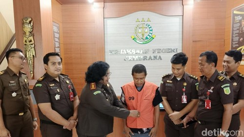 Kajari Jembrana Salomina Meyke Saliama saat proses RJ tersangka kasus penadahan di Kantor Kejari Jembrana, Senin (26/5/2025).
