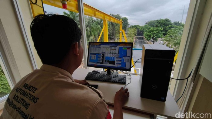 Seorang petugas tampak mengoperasikan Rumah Pompa Sunter C di kawasan Sunter, Jakarta Utara, Senin (26/5/2025). Rumah pompa ini mulai beroperasi setelah diresmikan oleh Gubernur DKI Jakarta Pramono Anung pada hari yang sama.