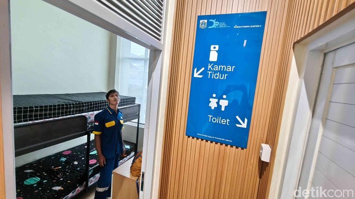 Rumah Pompa Sunter C Jakut Resmi Beroperasi Seorang petugas tampak mengoperasikan Rumah Pompa Sunter C di kawasan Sunter, Jakarta Utara, Senin (26/5/2025). Rumah pompa ini mulai beroperasi setelah diresmikan oleh Gubernur DKI Jakarta Pramono Anung pada hari yang sama.