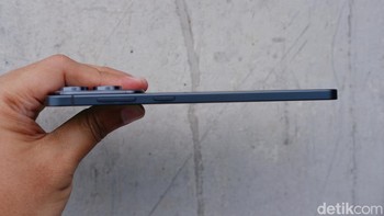 HP ini punya ketipisan 5,85 mm dengan berat hanya 163 gram. Foto: Adi Fida Rahman/detikINET