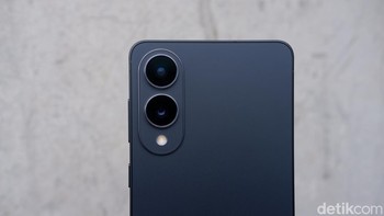 Kamera utamanya memiliki resolusi impresif 200 MP dengan bukaan f/1.7 dan dilengkapi Optical Image Stabilization (OIS), mampu menghasilkan foto yang tajam dengan detail tinggi, bahkan dalam kondisi minim cahaya. Kamera kedua adalah lensa ultrawide 12 MP (f/2.2) dengan sudut pandang 120 derajat, ideal untuk menangkap pemandangan luas atau foto grup. Foto: Adi Fida Rahman/detikINET