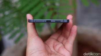 Bagian bawah Galaxy S25 Edge terdapat SIM Card tray, port USB-C dan speaker. Foto: Adi Fida Rahman/detikINET