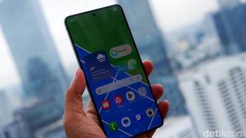 Layar HP ini berukuran 6,7 inch dan terlindungi Gorilla Glass Ceramic 2. Foto: Adi Fida Rahman/detikINET