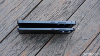 Perbandingan Galaxy S25 Ultra (atas) dan S25 Egde (bawah). Foto: Adi Fida Rahman/detikINET