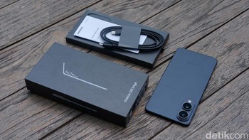 Dalam kotak penjualan diberikan kabel USB-C dan petunjuk penggunan. Foto: Adi Fida Rahman/detikINET