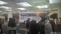 Sebelum pergi dari bandara, para penggemar bersorak dan melambaikan tangan dari luar bus, para aktris dan aktor Resident Playbook dari dalam bus.