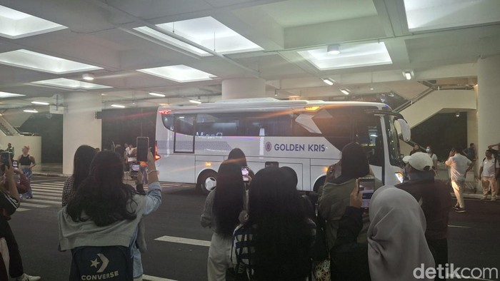 Sebelum pergi dari bandara, para penggemar bersorak dan melambaikan tangan dari luar bus, para aktris dan aktor Resident Playbook dari dalam bus, Senin (26/5/2025). (Fabiola Dianira) Sebelum pergi dari bandara, para penggemar bersorak dan melambaikan tangan dari luar bus, para aktris dan aktor Resident Playbook dari dalam bus, Senin (26/5/2025). (Fabiola Dianira)