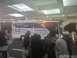 Sebelum pergi dari bandara, para penggemar bersorak dan melambaikan tangan dari luar bus, para aktris dan aktor Resident Playbook dari dalam bus.