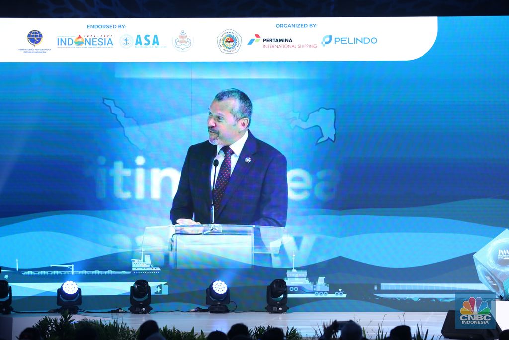 Secetary General Internasional Maritime Organizer, Arsenio Dominguez menyampaikan sambutan saat menghadiri pembukaan Indonesia Maritimr Week 2025 di Jakarta International Convention Centre (JICC), Senayan, Jakarta, Senin (26/5/2025). (CNBC Indonesia/Tri Susilo)