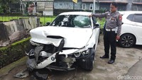 Foto: Mobil BMW berwarna putih yang menabrak motor Argo saat ini telah diamankan pihak kepolisian. Kerusakan parah terjadi di sejumlah bodi mobil tersebut (Jauh Hari Wawan S/detikJogja)