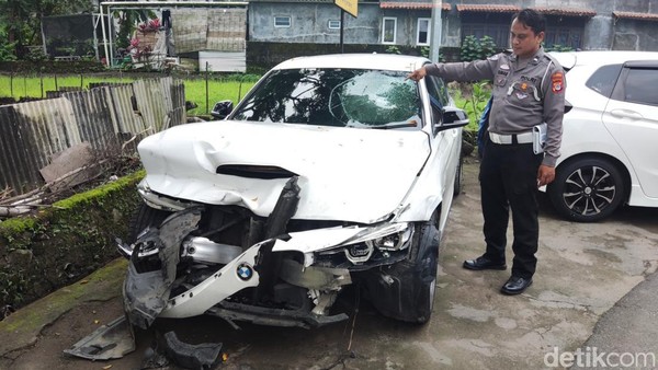 Penampakan Remuknya BMW Mahasiswa UGM Penabrak Argo di Jalan Palagan Sleman
