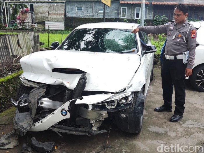 Sedan BMW 320i penabrak motor Vario di Jalan Palagan, Ngaglik, diamankan di Polsek Ngaglik, Sleman, Senin (26/5/2025).