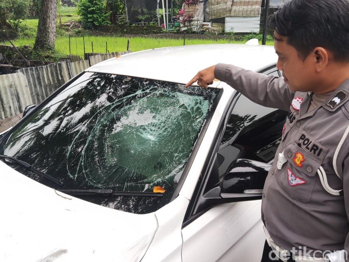 Sedan BMW 320i penabrak motor Vario di Jalan Palagan, Ngaglik, diamankan di Polsek Ngaglik, Sleman, Senin (26/5/2025).