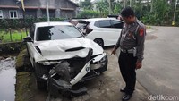 Foto: Sedan BMW itu diketahui bertipe 320i. Mobil berkelir putih tampak ringsek parah di bagian depan (Jauh Hari Wawan S/detikJogja)