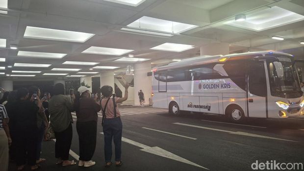 Sejumlah pemain dan kru drama Korea 'Resident Playbook' terlihat tiba di Bandara Internasional I Gusti Ngurah Rai, Bali, pada Senin (26/5/2025). (Fabiola Dianira)