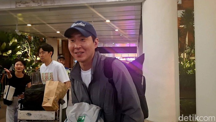 Sejumlah pemain dan kru drama Korea ‘Resident Playbook’ terlihat tiba di Bandara Internasional I Gusti Ngurah Rai, Bali, pada Senin (26/5/2025). (Fabiola Dianira) Sejumlah pemain dan kru drama Korea ‘Resident Playbook’ terlihat tiba di Bandara Internasional I Gusti Ngurah Rai, Bali, pada Senin (26/5/2025). (Fabiola Dianira)