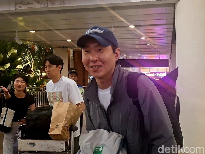 Sejumlah pemain dan kru drama Korea ‘Resident Playbook’ terlihat tiba di Bandara Internasional I Gusti Ngurah Rai, Bali, pada Senin (26/5/2025). (Fabiola Dianira)