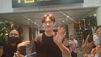 Dengan kaos hitamnya, Jung Soon Won menyapa penggemar yang sudah menunggu sejak sore di bandara Ngurah Rai.
