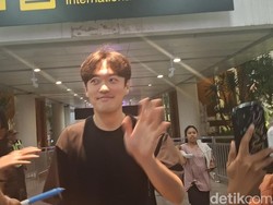 Dengan kaos hitamnya, Jung Soon Won menyapa penggemar yang sudah menunggu sejak sore di bandara Ngurah Rai.