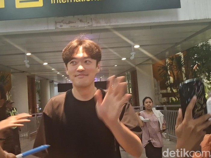 Sejumlah pemain dan kru drama Korea ‘Resident Playbook’ terlihat tiba di Bandara Internasional I Gusti Ngurah Rai, Bali, pada Senin (26/5/2025). (Fabiola Dianira)