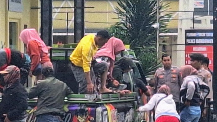Sejumlah warga Desa Kaligedang, Ijen, Bondowoso mendatangi Mapolres untuk mendukung warga yang diperiksa.