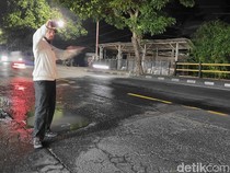 Aksi Bule Selamatkan Pengendara dari Jalan Berlubang di Badung