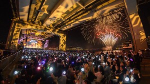 Ada lebih dari 350 ribu orang hadir di sekitar lokasi lo! CARATs yang beruntung dan udah reservasi bisa nonton dari jarak dekat.