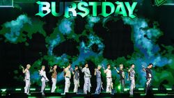 Foto-foto Perayaan Ultah Ke-10 Debut SEVENTEEN di Jamsil Bridge