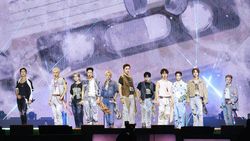 Foto-foto Perayaan Ultah Ke-10 Debut SEVENTEEN di Jamsil Bridge