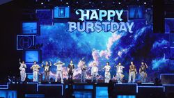 Foto-foto Perayaan Ultah Ke-10 Debut SEVENTEEN di Jamsil Bridge