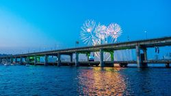 Foto-foto Perayaan Ultah Ke-10 Debut SEVENTEEN di Jamsil Bridge