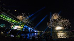 Tampilan panggung SEVENTEEN B-DAY PARTY : BURST Stage @Jamsu Bridge dari kejauhan.