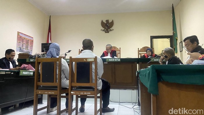 Sidang perdana terdakwa kasus bullying PPDS Undip dengan terdakwa Taufik Eko Nugroho dan Sri Maryani di Pengadilan Negeri (PN) Semarang, Senin (26/5/2025).