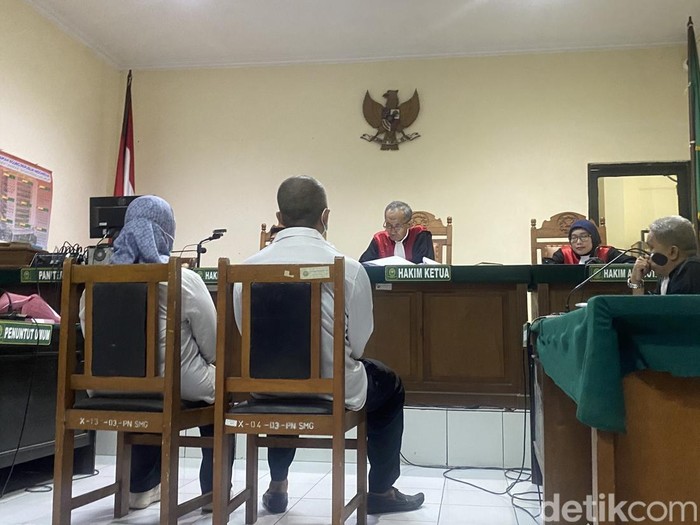 Sidang perdana terdakwa kasus bullying PPDS Undip dengan terdakwa Taufik Eko Nugroho dan Sri Maryani di Pengadilan Negeri (PN) Semarang, Senin (26/5/2025).