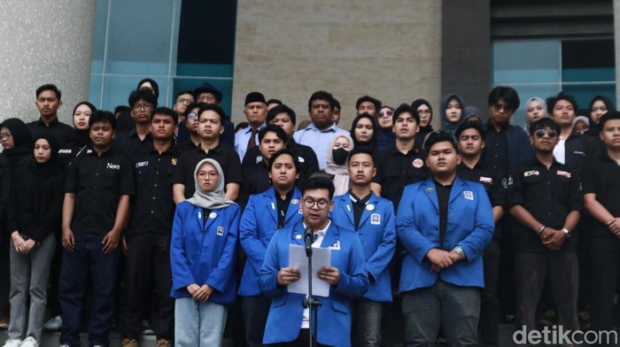 Sivitas akademika FH UII serukan pernyataan sikap usai tiga mahasiswanya yang ajukan gugatan UU TNI didatangi OTK, di lobi FH UII, Senin (26/5/2025)