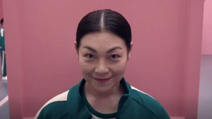 Seon Nyeo pemain 044 (Chae Gook Hee) jadi karakter penuh misteri. Profesinya sebagai shaman alias dukun menyimpan sesuatu yang besar buat nasib Gi Hun.