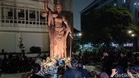 Senin (26/5) malam harinya, sivitas akademika FH UGM menggelar doa bersama diikuti tabur bunga. Mereka berkumpul di depan patung Justitia, Dewi Keadilan.