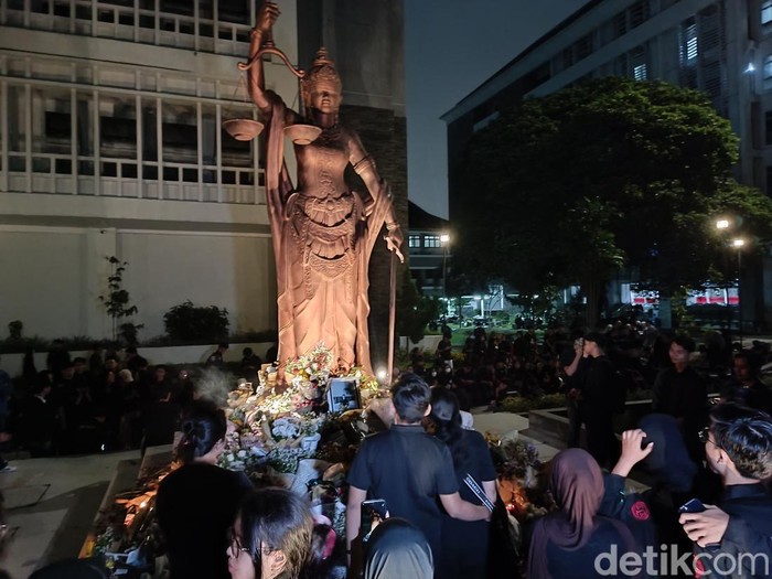 Suasana doa bersama dan tabur bunga di depan patung Dewi Keadilan FH UGM, Sleman, DIY, Senin (26/5/2025).